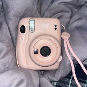 Säljer min instax kamera då den aldrig kommer till användning❣️Finns 7 bilder kvar i den❣️Nypris är 900kr för kameran och 90kr för 10 bilder och säljer nu för 800❣️Kan diskutera priset vid snabbt köp❣️