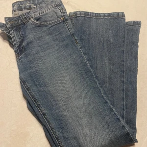 Snygga jeans  - Säljer dessa snygga byxor köpta på Plick men passade tyvärr inte mig. Väldigt fina inga defekter. Storlek 36