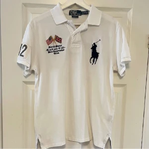 Ralph lauren piké - En ralph lauren piké i extremt bra skick. Äkta självklart och precis en likadan som chief keef brukade använda. Nypriset för denna var 1499 kr