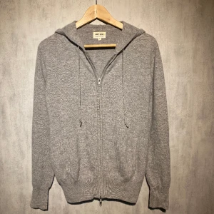 Soft goat kashmir hoodie - Säljer min soft goat hoodie i storlek s. Skicket är jättefint, som ny 10/10.  100% kashmir.  Hör gärna av er vid fler frågor eller bilder så svarar jag snabbt.