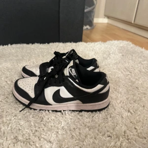 Nike panda dunks - Säljer mina panda dunks som är använda ett fåtal gånger dom är i väldigt bra skick säljer dom pga jag köpte en för liten storlek ordinarie pris 1 249