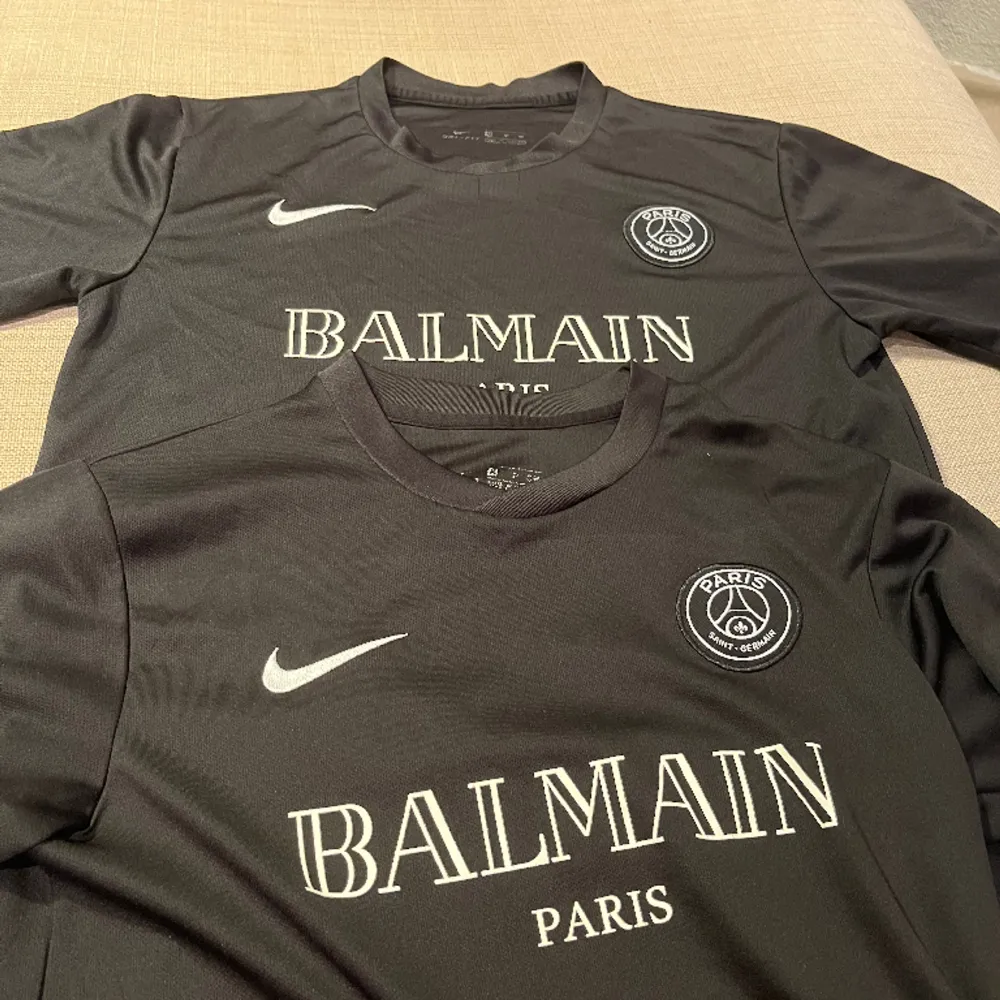 Hej, säljer nu min PSG balmain t-shirt i storlek S, ny skick! Pris kan diskuteras vid snabb affär. T-shirts.