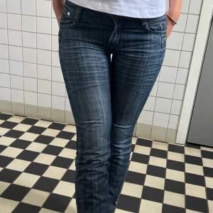 Säljer dessa skitsnygga mörkblåa jeans, midjemått 36 tvärsöver i midjemåttet och 83 i Innerbenslängden.❤️
