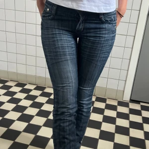 Lågmidjade jeans - Säljer dessa skitsnygga mörkblåa jeans, midjemått 36 tvärsöver i midjemåttet och 83 i Innerbenslängden.❤️