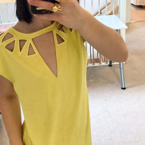 En skit cool klänning i gul med massa fina utklippta delar. Köpt i usa för $285 dollar aldrig använd med lappen kvar. Kontakta för flera bilder 💛💛💛