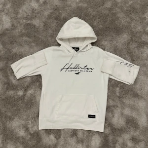 Hollister hoodie  - Hollister hoodie i fin skick storlek S. Det finns ett litet svart märke på den vänstra sidan av hoodien men den går säkert bort efter några tvättningar. 
