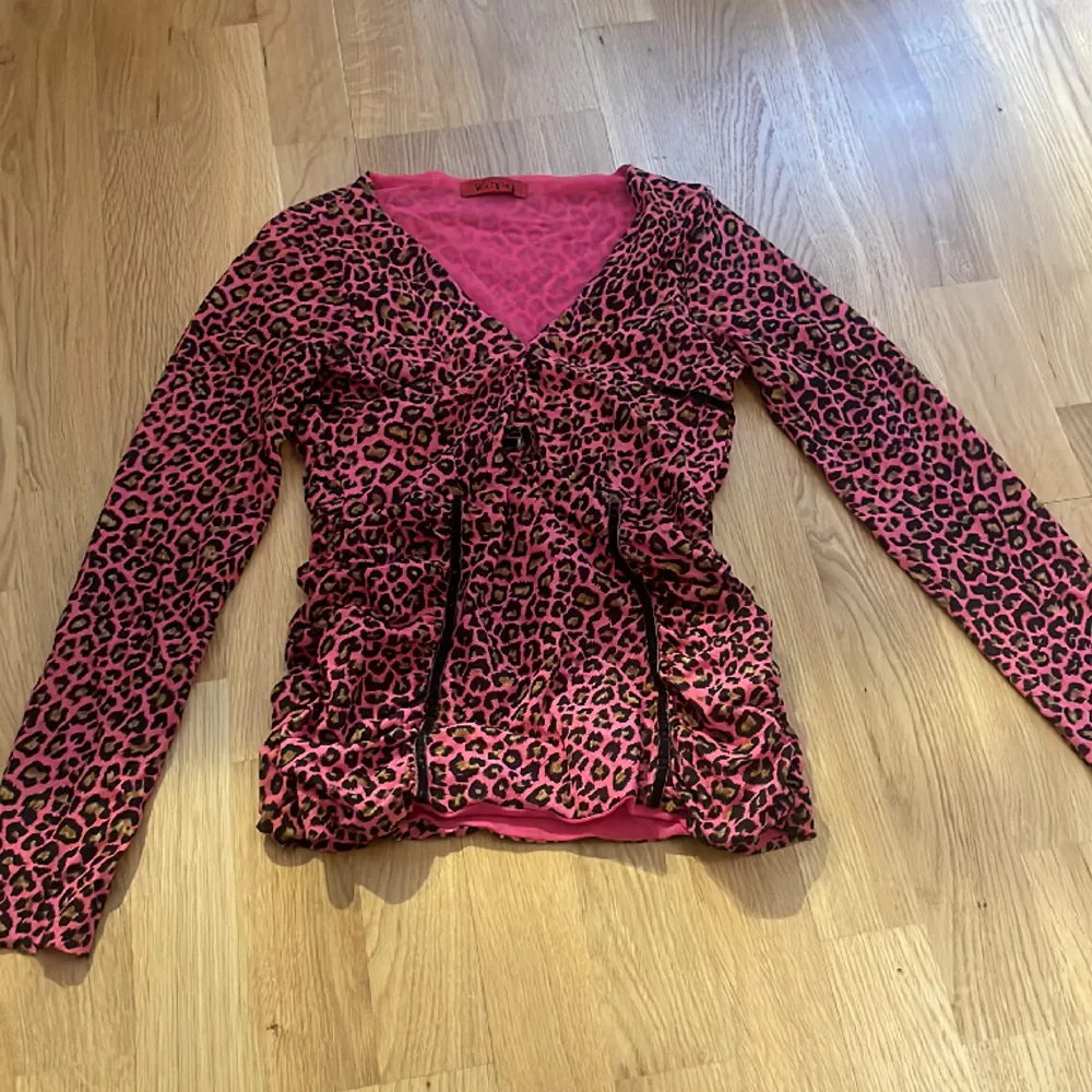 så fin rosa leopard/cheetah långärmad. säljer pga byter stil, kolla mitt konto💗. Toppar.