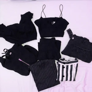 Bundle - 2x hängselklänningar, 1 klänning, 1 topp, 2 kjolar, sunblock jacka 