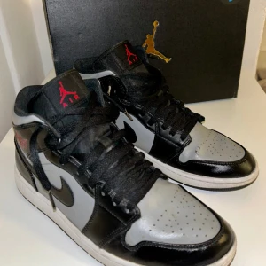 Air Jordan Mid 1 shadow red - Skick 8/10. Kvitto finns. Små skador  framsida, se bild. Sparsamt använda.  Nypris nu: 3000kr  Mitt pris:900kr Perfekta nu till våren😍 priset kan diskuteras 