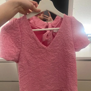 Rosa topp från vila i storlek 34 - Supersöt rosa färg på toppen med lite puffiga ärmar. Använd ett fåtal gånger. True to size!  Hör gärna av er om ni har några frågor! 