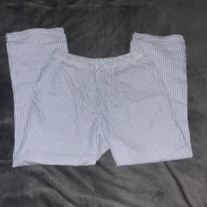Pyjamasbyxor  - Ett par blå-vit randiga pyjamasbyxor i storlek S. Säljer pga att de är för korta för mig.