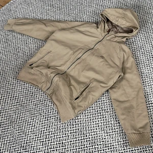 Billabong jacka - Fett snygg billabong jacka i perfekt skick! Längd 64 cm, Bredd 55 cm. Säljer för att den är för liten. Skriv vid frågor (: