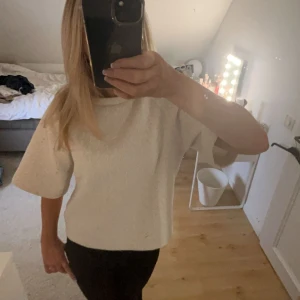 Så fin tröja!! - Mycket bra skick🩷 har lite guld detaljer på såååå snyggt