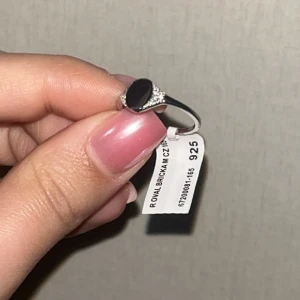 Äkta silver ring 😍 - Helt ny med lappen kvar kostade 250kr nytt pris 80kr ☺️😍 säljer alla mina silver smycken då jag inte använder silver alls tyvärr ☹️ den är så simpel och stilren 😍