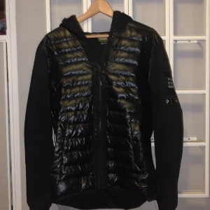 Peak performance  - En peak performance cardigan som ja använt ett tag men är fortfarande i bra skick 