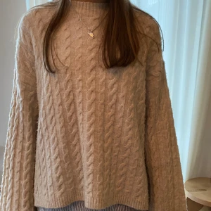 Stickad tröja - Stickad tröja från zara i väldigt bra skick. Andvänd få gånger. 