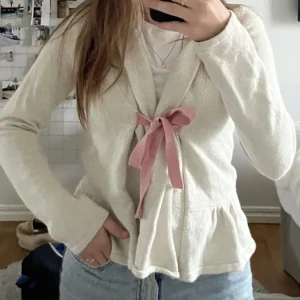 Odd Molly kofta  - Beige kofta med rosa band. Använd fåtal gånger. Storlek 1=S Nypris 1700kr