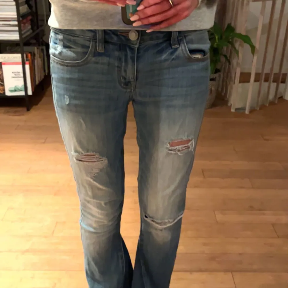 säljer mina jeans från american eagle jeans som jag sytt till bootcut själv, hittar ingen storlek men skulle säga att de är kanske 34, midje måttet är 38 rakt över och innerbenslängden är ungefär 76❤️. Jeans & Byxor.