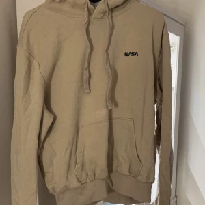 Hoodie - Beige hoodie från hm. Köparen står för frakten!