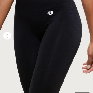NYA Women’s Best Power seamless tights strl L - Nya tights från Women’s Best i storlek L Modell Power seamless leggings, färg svart. Har endast testat tightsen, alltså ej använt dom ute eller på gym. Nypris ca 500/600 kr. Från djur- och rökfritt hem.