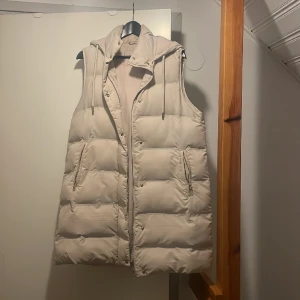 Beige väst från Zara  - Beige väst från zara, använd fåtal gånger 