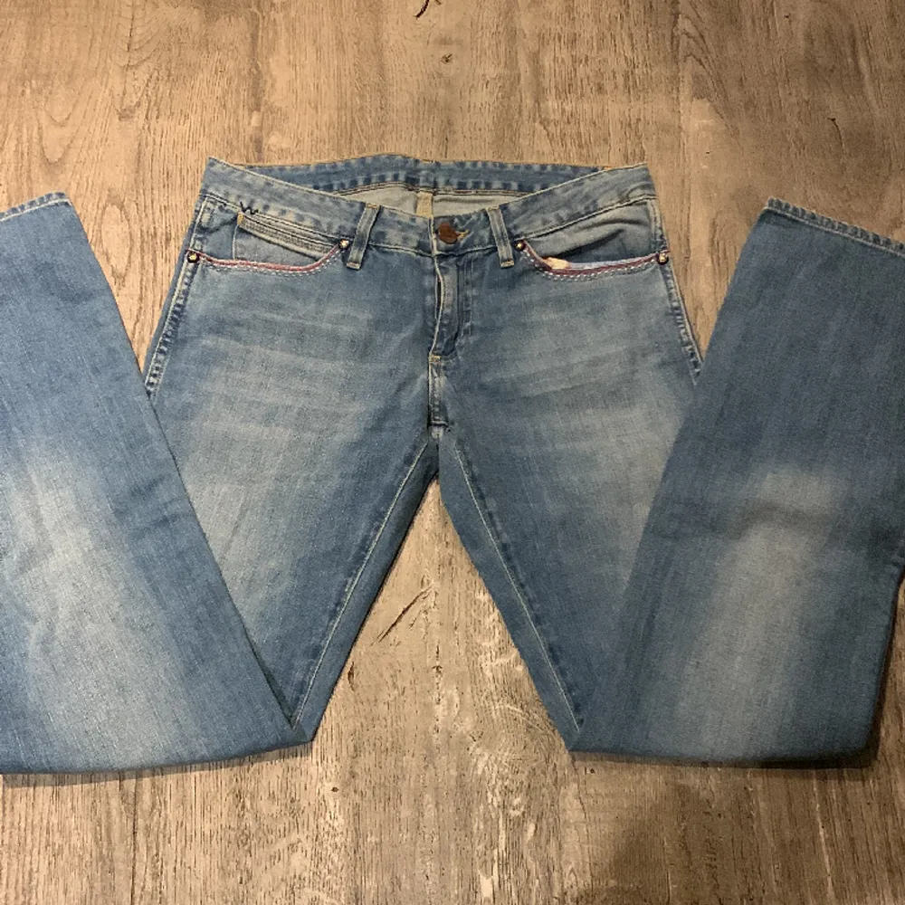 Så fina wrangler jeans och jätte fina detaljer😇jätte fin ljusblå färg men säljer för att dom är lite stora på mig!! Det är bara att skriva om du har nån fråga🤗. Jeans & Byxor.