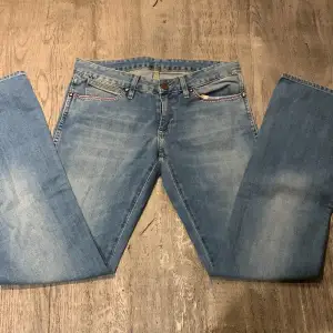 Så fina wrangler jeans och jätte fina detaljer😇jätte fin ljusblå färg men säljer för att dom är lite stora på mig!! Det är bara att skriva om du har nån fråga🤗