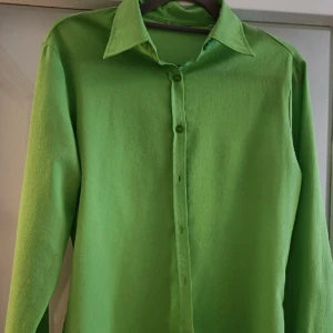 Grön blus - Skjorta i tunnt material, blivit för liten. Perfekt skick. 