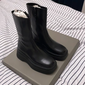 Äkta vagabond boots - Ett par svarta klassiska boots från Vagabond som är HELT OANVÄNDA och passar till allt❣️nypris 1200