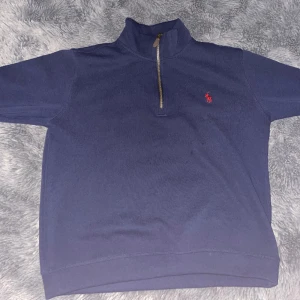 Polo Ralph Lauren - Quarter Zip - Storlek M, men passar även dig som har storlek S, Fint skick, Har haft den ett tag, men väljer att sälja den eftersom storleken inte nu mera passar mig, Pris kan diskuteras.