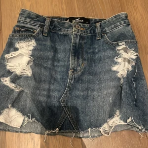 Snygg jeanskjol - Säljer nu min favorit jeanskjol som tyvärr inte kommer till användning då jag växt ut den. Los waisted och snygg 