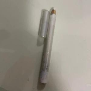Kajal penna vit  - Vit kajal penna. Skulle dock säga den är lite krämig ungefär som en läpp penna. Pennan är 12 cm lång. 