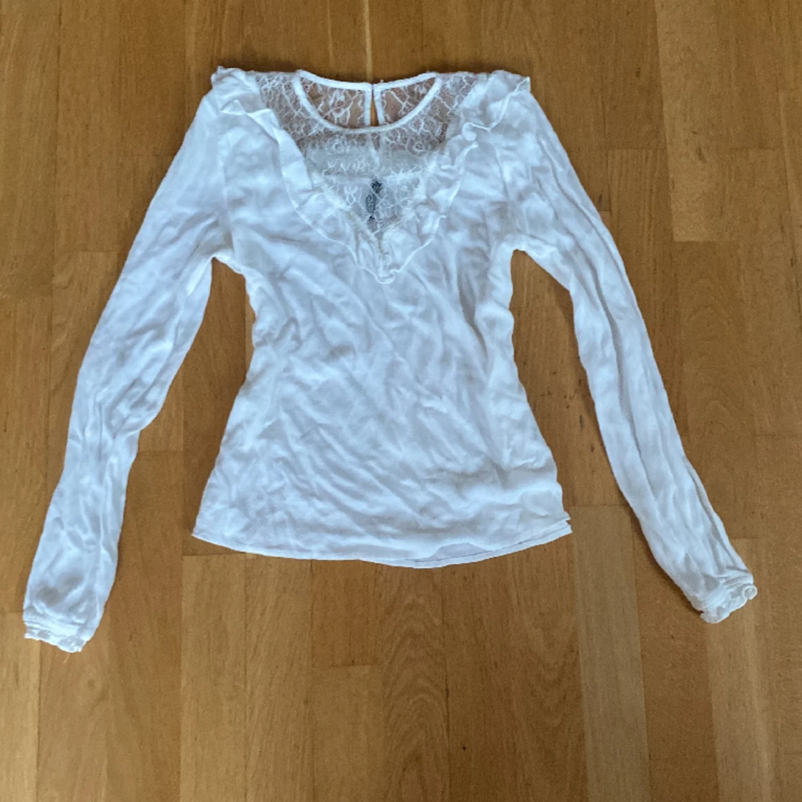 vit blus med spetsđ