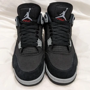 Jordan 4  - Jordan 4 canvas Storlek 45  Nästan nya använda en gång,  Bara att höra av sig ifall det skulle vara fler frågor :)