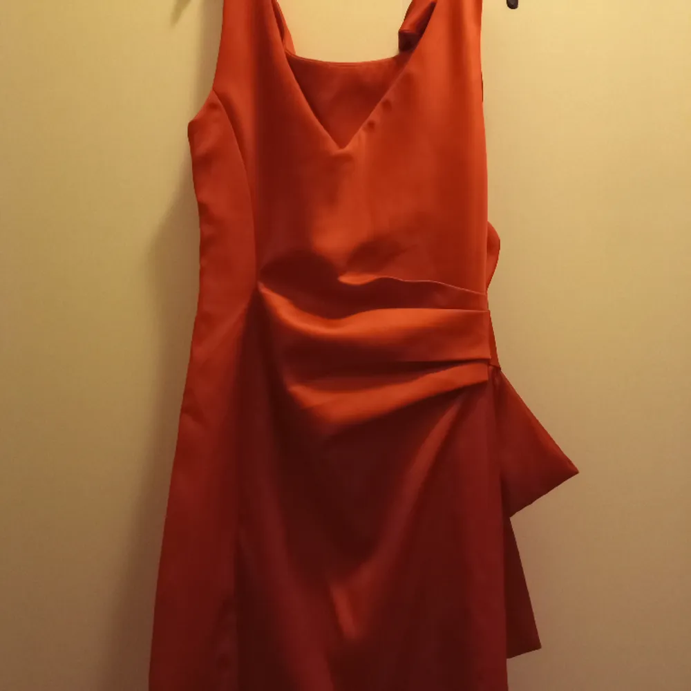 Säljer denna röda klänningen. Köparen står för frakten. . Klänningar.