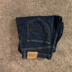 Mörkblå Lee jeans Skick:9/10 Bara att höra av sig om ni har nån fråga👍