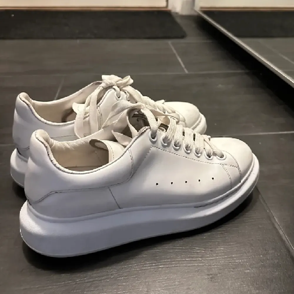 Säljer mina Alexander mcqueen skor, använda sådär men haft dom nått år. Märker där bak är lite slitet pågrund utav andvändning. Köpta på Minto för ca. 6000kr för 3-4 år sedan. Storlek 39. 2000kr+ frakt. Skor.