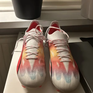 Fotbollsskor  - Säljer nu mina fotbollsskor Puma aldrig använda storlek 42,5