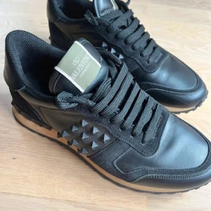 Valentino rockrunner - Valentino rockrunners, cod 10/10 Bara provat skorna inomhus, säljer pga för små 