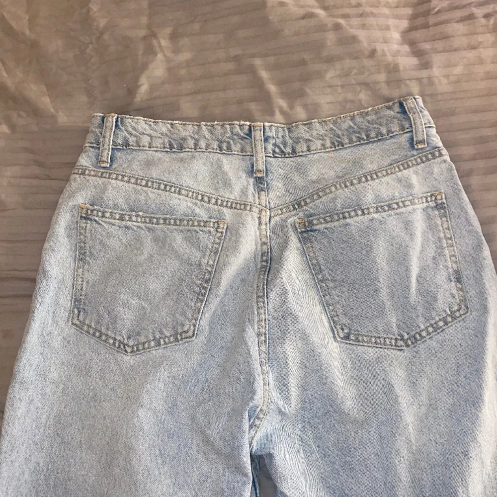 Zara Straight Fit medel/hög midja Jeans i färgen Ljusblå. Rivna jeans vid knäskål. Normal fit med kedja. Storlek 40, passar till folk med storlek M i byxor. Jag är 163cm lång. Använd några gånger. . Jeans & Byxor.