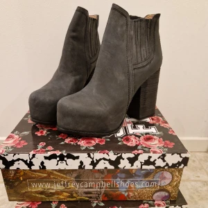 Fina stövletter  - Superfina oanvända Jeffrey Champbell skor i skinn. Storlek 39, men mer som en 40. (Stor i storleken)