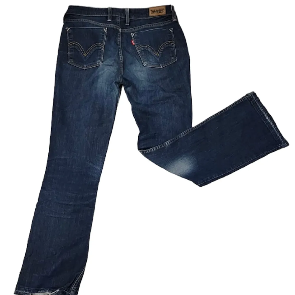 Supersnygga bootcut levi’s jeans!⭐️köpte secondhand men används inte längre. De är i storlek 31/32 men skulle uppskatta mer åt 33/34. Passar mig i längden som är 168. Finns en reva vid vänsterbenet men annars är de i fint skick! Hör av er om frågor!💋. Jeans & Byxor.