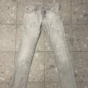 Säljer ett par dsquared2 jeans i storlek 44