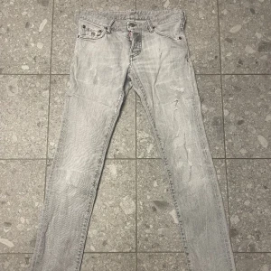 Dsquared2 jeans - Säljer ett par dsquared2 jeans i storlek 44
