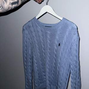 Helt oanvänd Ralph Lauren stickad tröja i storlek M (Passar även som L) Ordinarie pris/köpt för: 2300kr Säljer för 700kr vid snabb affär
