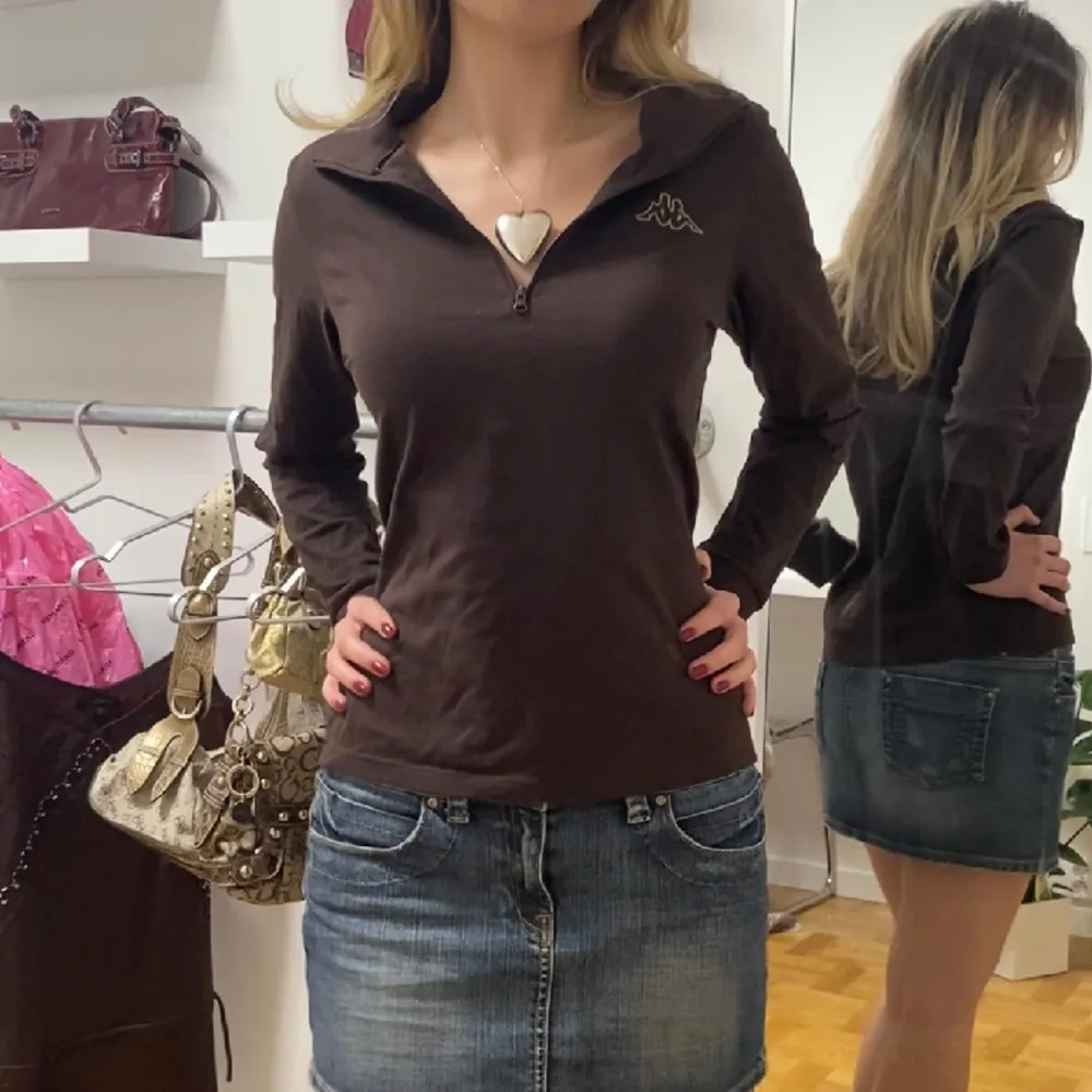 Så sjukt snygg brun zip-up tröja från Kappa!! Strl M men borde passa storlekar XS-L beroende på hur man vill att den ska sitta.🖤. Tröjor & Koftor.