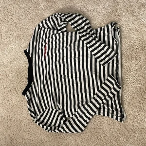 Randig tröja  - Randig tröja med ett litet tryck, märket är xoxo friends. Superfin🥰