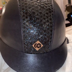 Charles owen stl 57 - Hjälmen är lite sliten på solskärmen men inget som syns direkt. Annars är den i bra skick jag har aldrig heller trillat av med hjälmen. PRISET KAN DISUKUTERAS!