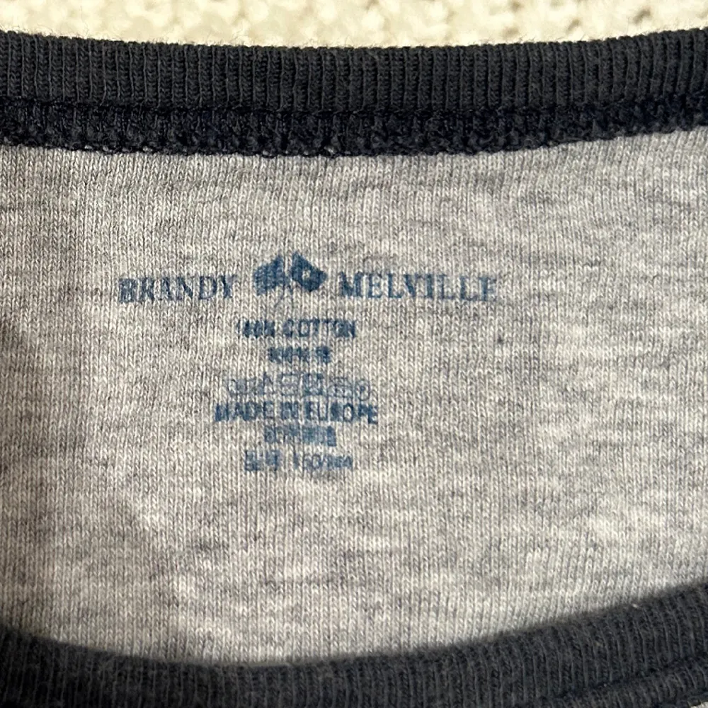 tröja från brandy melville strl onesize använd ca 3 ggr hör av dig vid frågor🩵. T-shirts.