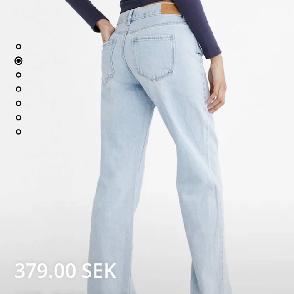 Super snygga mid waist jeans från stradivarius. Beställde fler storlekar men är otroligt dålig på att lämna tillbaka i tid. Helt oanvända! Färgen ser annorlunda ut på mina bilder pga dåligt ljus 💫 köparen står för frakten . Jeans & Byxor.